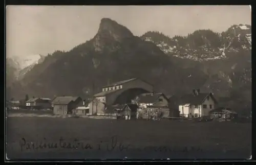 AK Oberammergau, Passionstheater mit Bergen