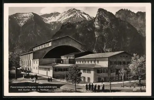 AK Oberammergau, Passionsspieltheater vor Bergkulisse