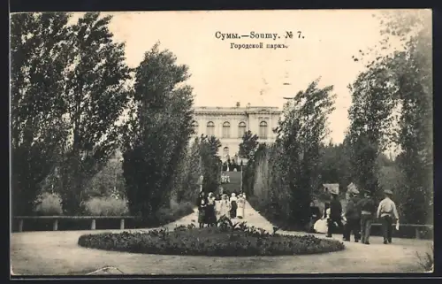 AK Sumy, Grosses Gebäude mit Anlage und Besuchern, Kindergruppe, Soldaten