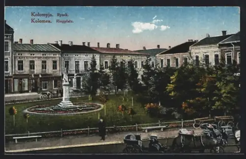 AK Kolomea, Ringplatz mit Denkmal und Gebäuden aus der Vogelschau, Droschken