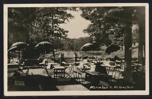 AK Warmbad b. Wolkenstein, Gasthaus-Terrasse mit Tischen und Sonnenschirmen