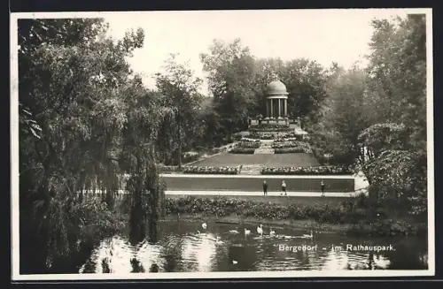 AK Hamburg-Bergedorf, Rathauspark mit Pavillon und Teich