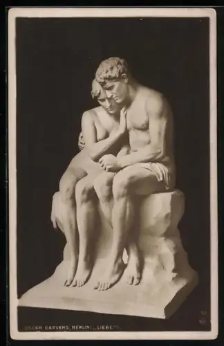 AK Figur eines Paares in liebevoller Umarmung, Liebe