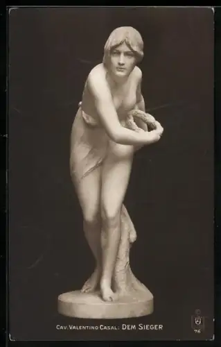 AK Frau holt aus um einen Kranz zu werfen, Dem Sieger