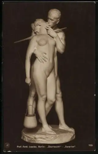 AK Plastik von Prof. Ferd. Lepke: Mann küsst eine Frau mit Wasserkrügen