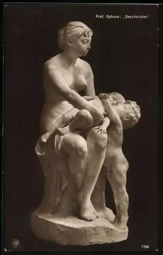 AK Mutter hält ihren Säugling im Schoss, Kleinkind küsst sein Geschwisterkind, Geschwister