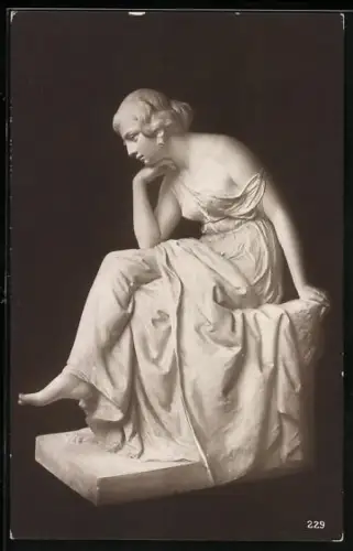 AK Nachdenkliche Frau in antikem Gewand