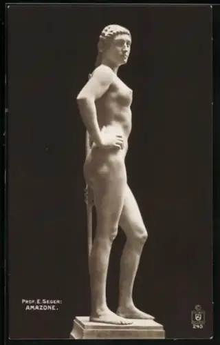 AK Amazone auf einem Podest stehend
