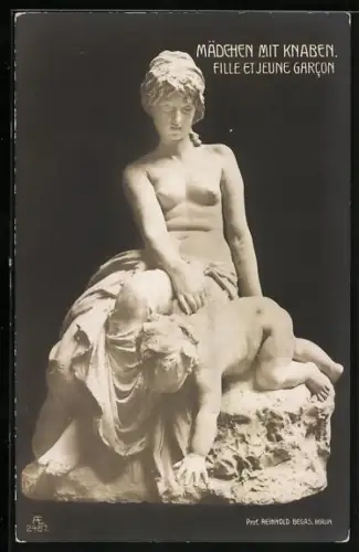 AK Mädchen mit einem kleinen Jungen auf einem Felsen