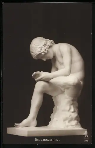 AK Junge zieht einen Dorn aus seinem Fuss