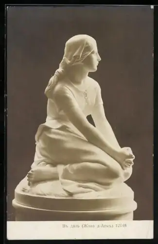 AK Frau mit Kopftuch sitzt auf einem Podest