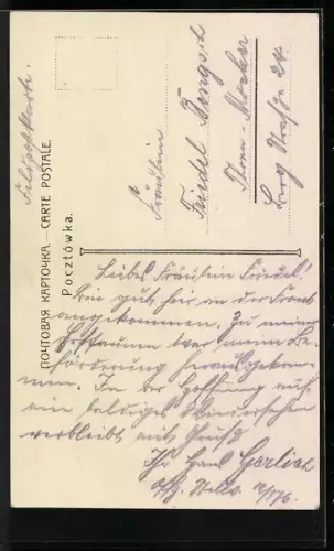 AK Frau mit Kopftuch sitzt auf einem Podest