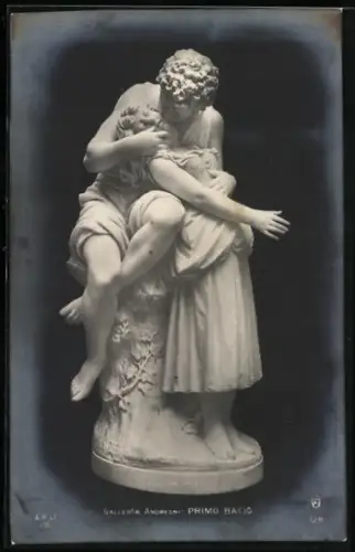 AK Mann küsst eine Frau auf die Wange