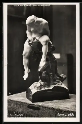 AK Dame sitzt auf einer Kreatur