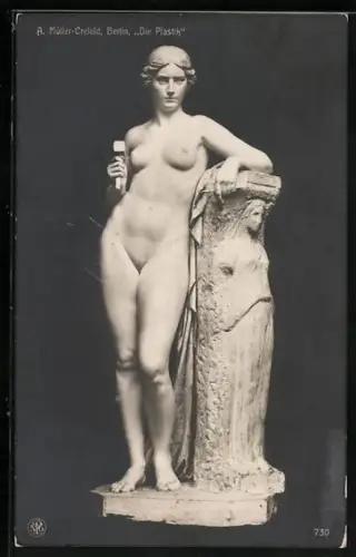 AK Dame mit Hammer lehnt an einer antiken Säule