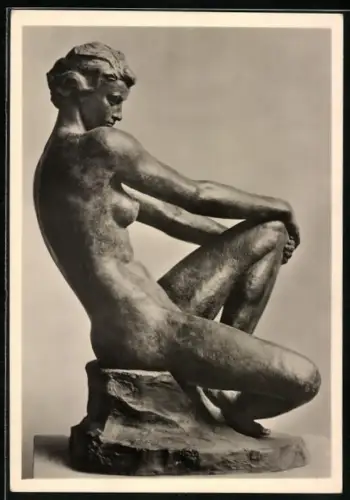 AK Plastik Nackte sitzende Frau hält ihr Knie