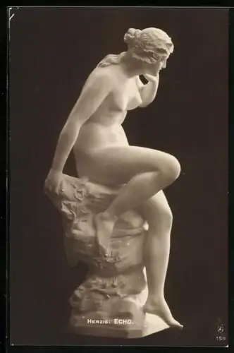 AK Herzig, Echo, sitzende Frau, Plastik