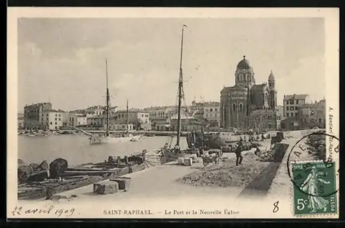 AK Saint-Raphael, Le Port et la Nouvelle Eglise