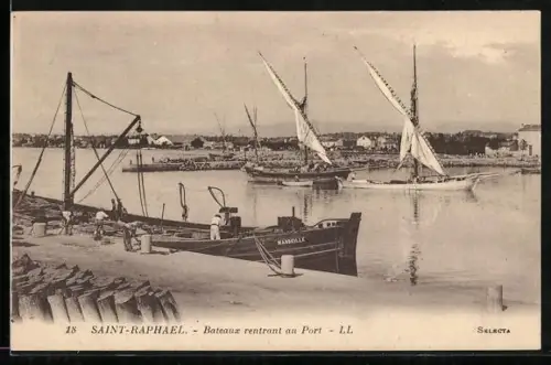 AK Saint-Raphael, Bateaux rentrant au Port