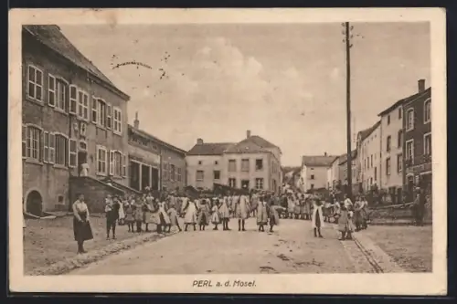AK Perl a. d. Mosel, Strassenpartie mit Wohngebäuden