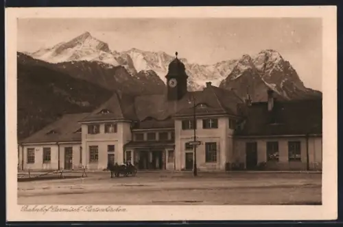 AK Garmisch-Partenkirchen, Bahnhof mit Alpspitze u. Höllentalferner, Pferdekutsche