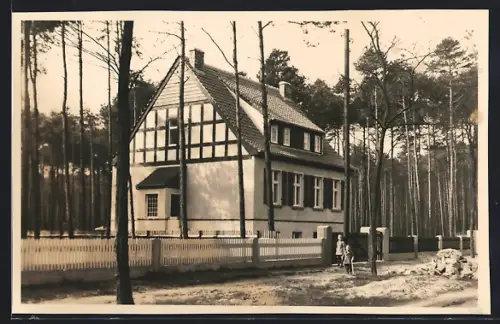 AK Dessau, Zweistöckiges Fachwerkhaus im Hochwald