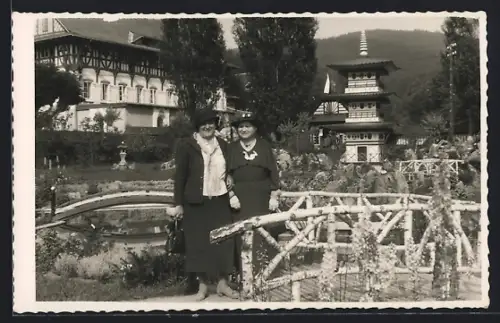 Foto-AK Lázne Luhacovice, Zwei Frauen bei einer kleinen Brücke