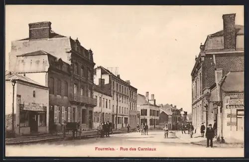 AK Fourmies, Rue des Carniaux avec passants et bâtiments historiques