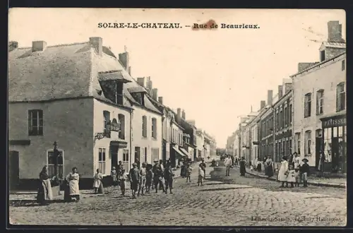 AK Solre-le-Château, Rue de Beaurieux animée avec passants et bâtiments anciens