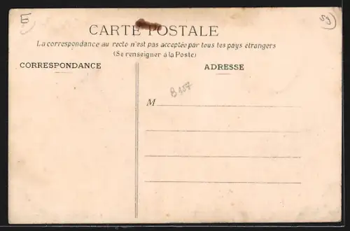 AK Solre-le-Château, Rue de Beaurieux animée avec passants et bâtiments anciens