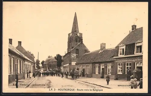 AK Houtkerque, Route vers la Belgique avec église en arrière-plan et passants dans la rue animée