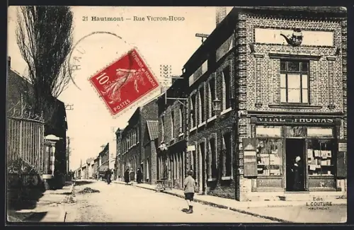 AK Hautmont, Rue Victor-Hugo avec boutiques et passants