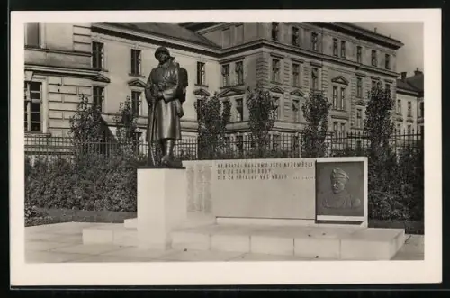 AK Hradec Kralove, Kriegerdenkmal mit Gebäuden