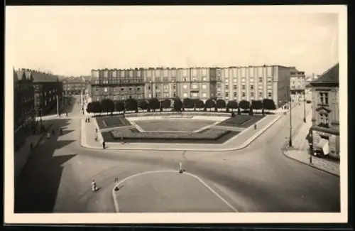 AK Hradec Kralove, Strassenkreuzung mit Anlage und Flachdachgebäuden aus der Vogelschau