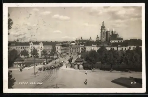 AK Hradec Kralove, Strassenkreuzung mit Brücke und Ortspanorama aus der Vogelschau