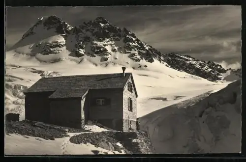 AK Mutthorn-Hütte, Ansicht der Hütte mit dem verschneiten Tschingelhorn