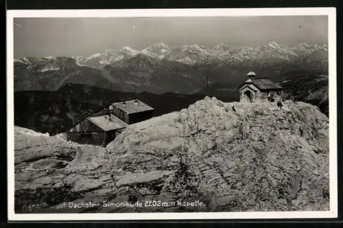 AK Dachstein Simonyhütte /Salzkammergut, Blick auf die Hütte und die Kapelle
