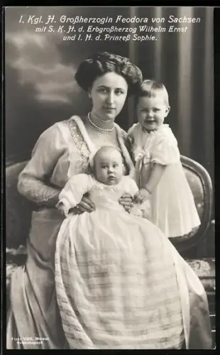 Foto-AK Grossherzogin Feodora von Sachsen-Weimar-Eisenach mit Erbgrossherzog Wilhelm Ernst, Prinzess Sophie