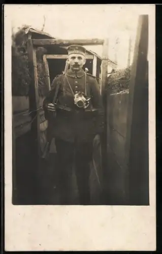 Foto-AK Soldat in Uniform mit Gasmaske im Schützengraben