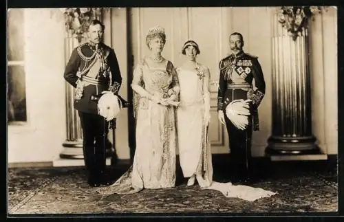 AK Albert von Belgien und Georg V. in Uniformen mit ihren Ehefrauen