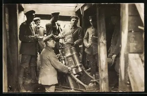 Foto-AK Uniformierte Soldaten der Artillerie mit Minenwerfer im Schützengraben, Beschriftung Fröhliche Ostern 1916