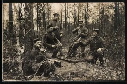 Foto-AK Uniformierte Soldaten der Artillerie mit Minenwerfer im Wald