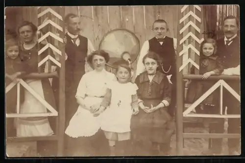 Foto-AK Familie mit einem Grammophon