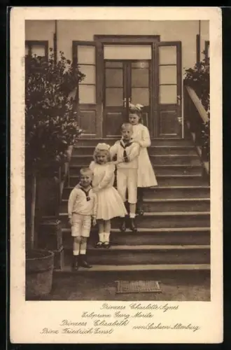 AK Prinzessinnen Charlotte Agnes und Elisabeth, Erzprinz Georg Moritz und Prinz Friedrich Ernst auf Treppenaufgang