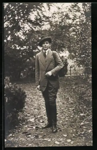 AK Prinz Max zu Waldeck-Pyrmont im Anzug mit Hut und Stiefeln
