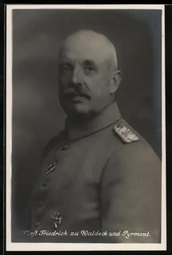 AK Fürst Friedrich zu Waldeck und Pyrmont in Uniform mit EK I und EK II