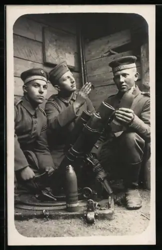 AK Deutsche Soldaten in Uniform mit Minenwerfer