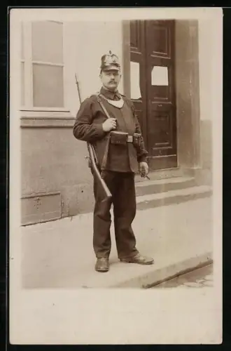 Foto-AK Feldgendarm mit Tschako, Ringkragen, Gewehr und Magazintaschen