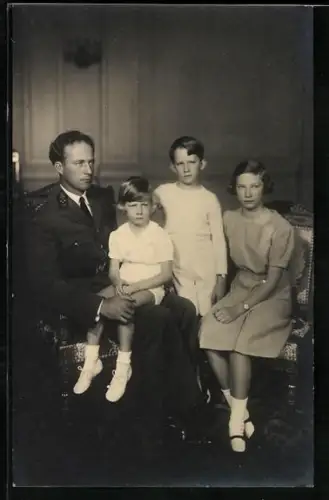 AK Kronprinz Leopold von Belgien mit seinen Kindern