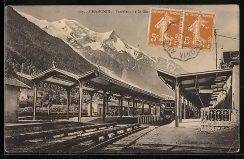 AK Chamonix Mont-Blanc, Interieur de la Gare P.-L.-M. et le Mont-Blanc, Zug im Bahnhof